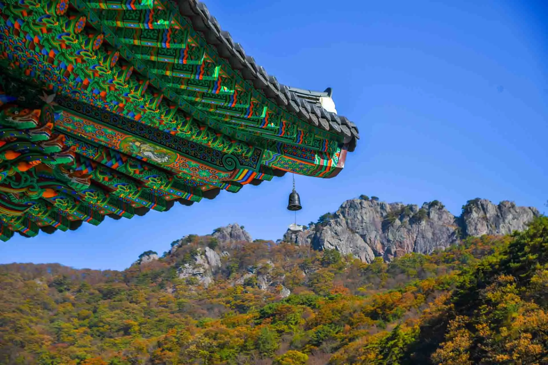 Naejangsan nasjonalpark i Jeolla – kjent for sine vakre fjell, templer og fargerike høstlandskap Naejangsan nasjonalpark i Jeolla – kjent for sine vakre fjell, templer og fargerike høstlandskap