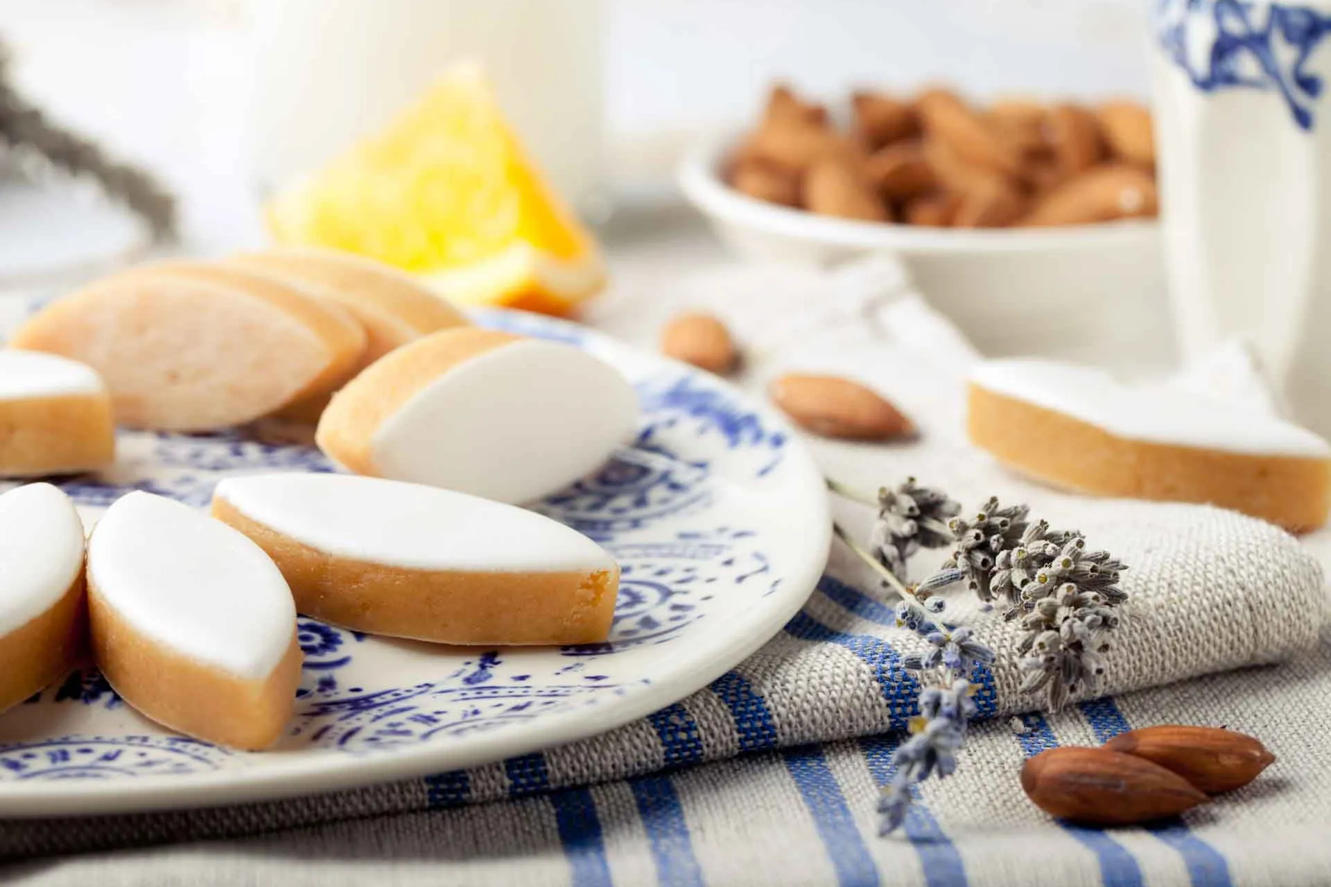 Klassiske calissons d’Aix – en spesialitet laget av mandler, kandiserte frukter (spesielt melon og appelsinskall), dekket med et tynt lag glasur