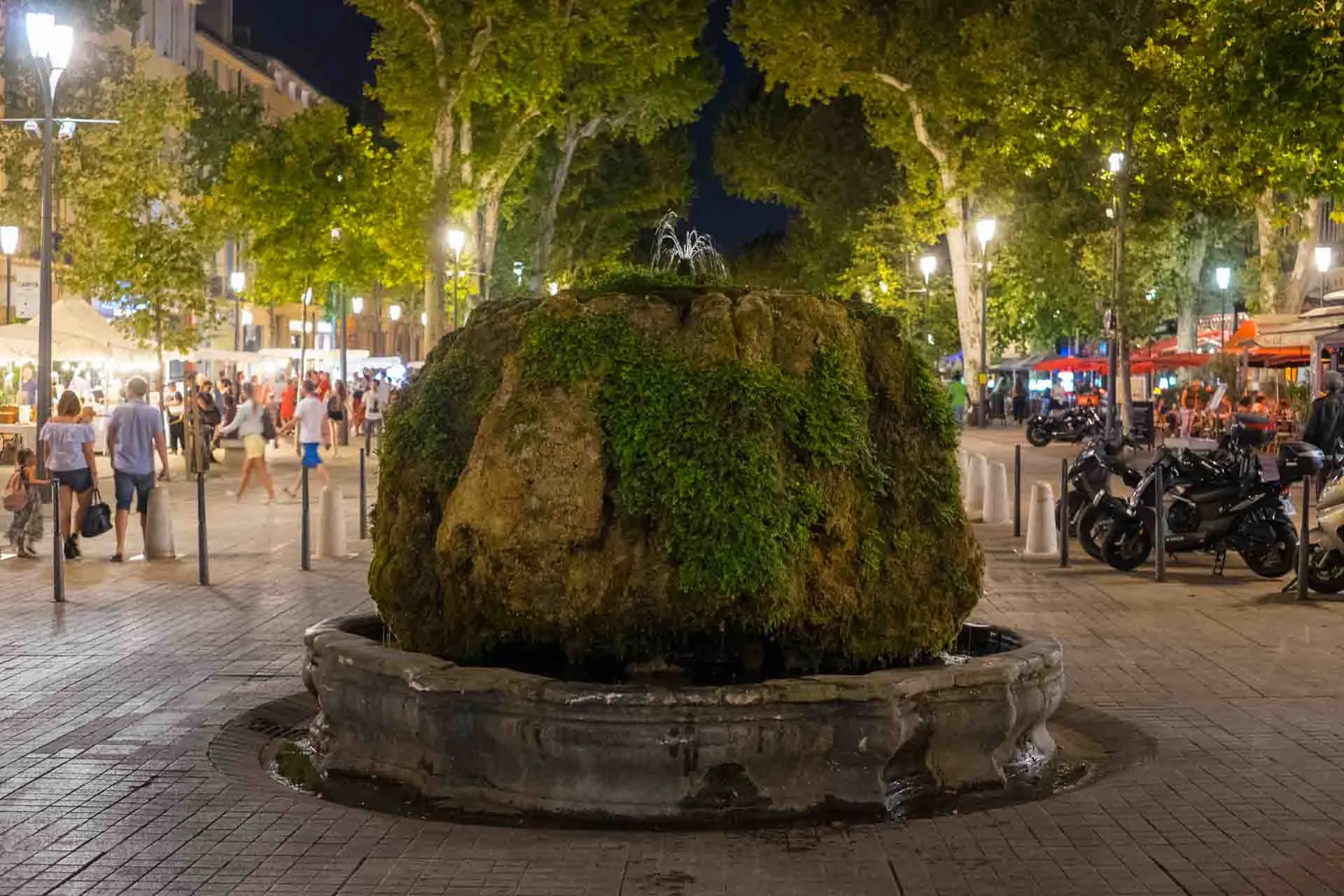 Den kjente fontenen ”Fontaine d’Eau Chaude” på Cours Mirabeau i Aix-en-Provence med 18° varmt vann