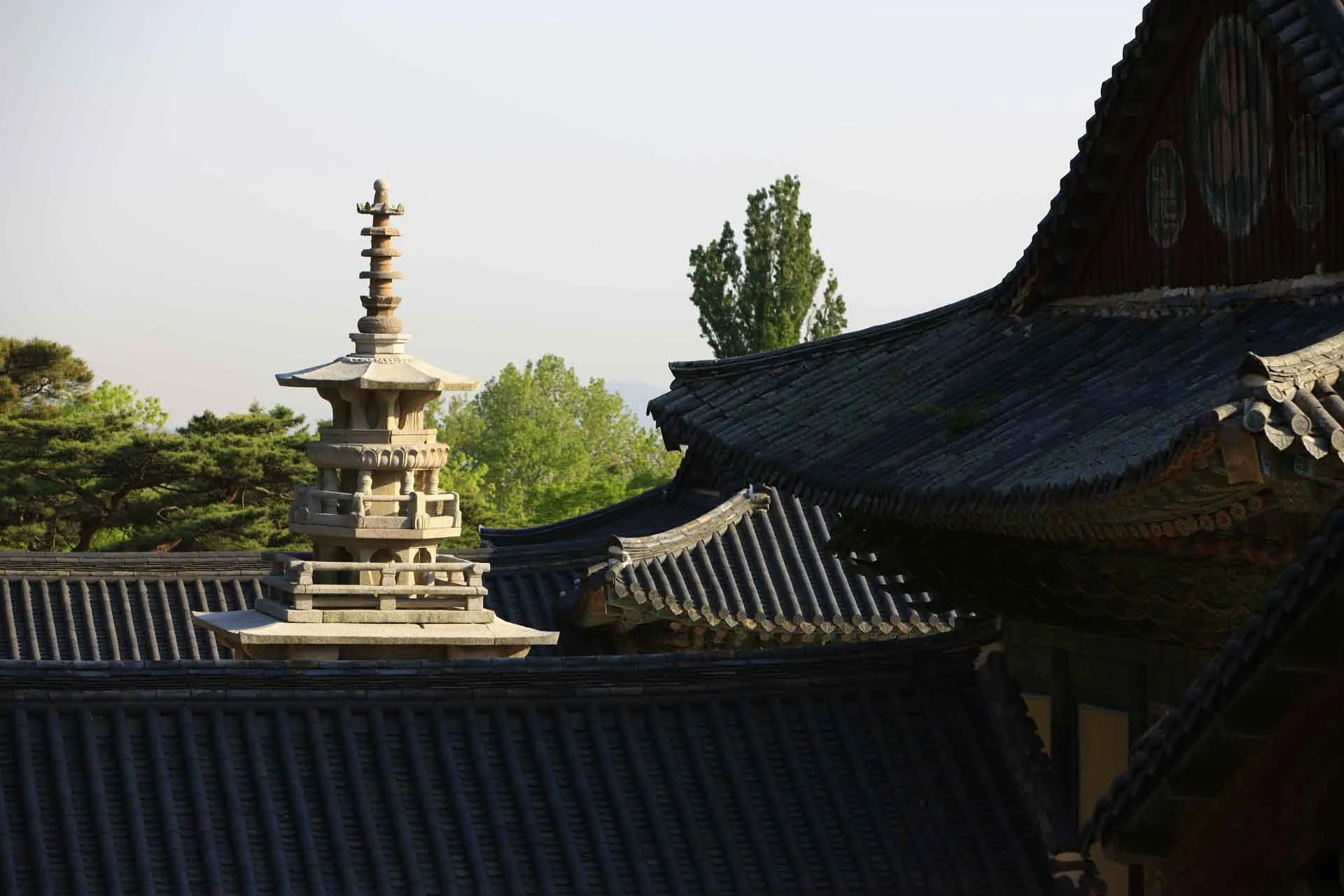 Tempelet representerer det buddhistiske paradis på jorden ("Bulguk" betyr "Buddhas land") Tempelet representerer det buddhistiske paradis på jorden ("Bulguk" betyr "Buddhas land")