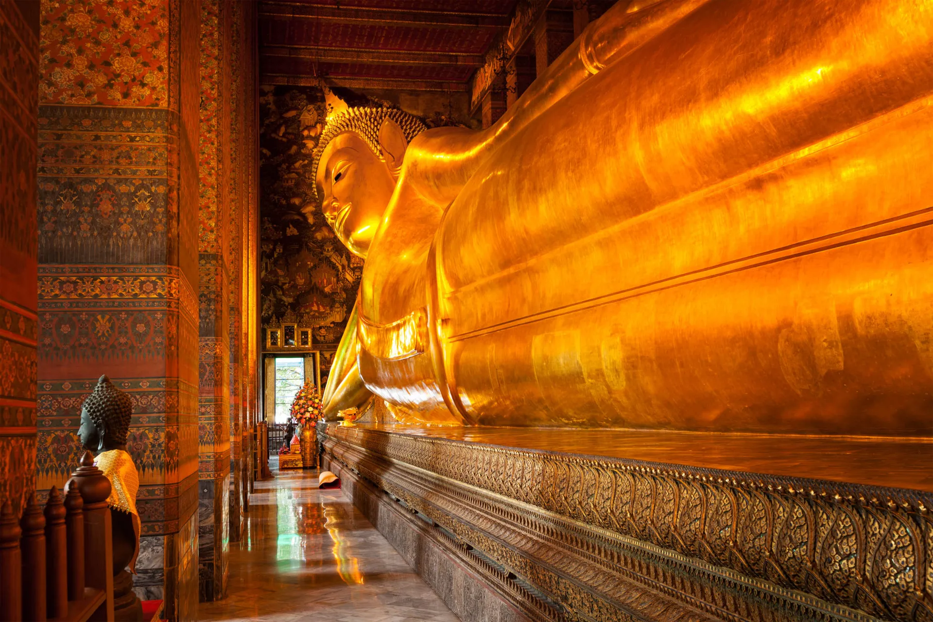 Den ikoniske liggende Buddha i Wat Pho Den ikoniske liggende Buddha i Wat Pho
