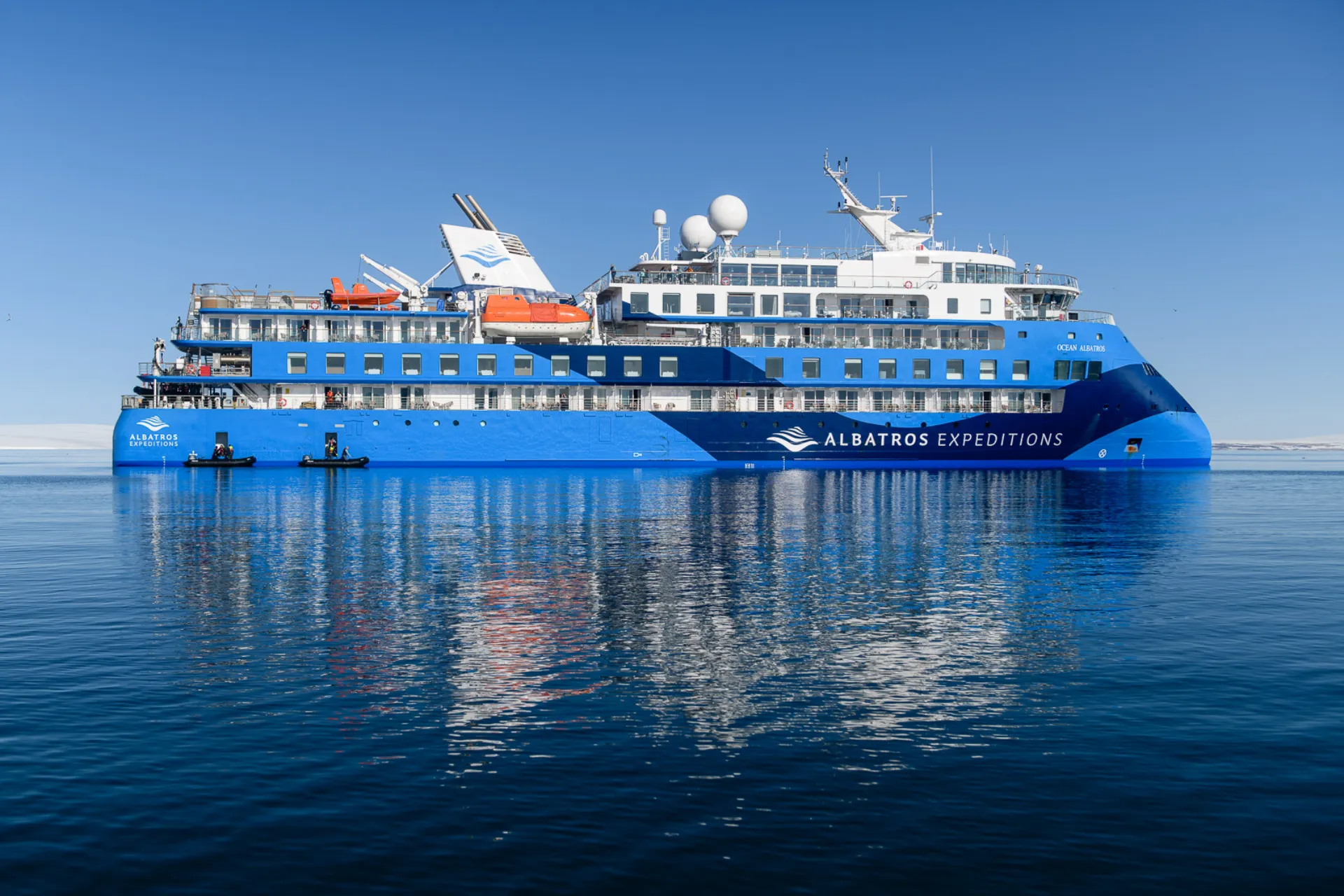 Det er rundt 100 besetningsmedlemmer på Ocean Albatros Det er rundt 100 besetningsmedlemmer på Ocean Albatros