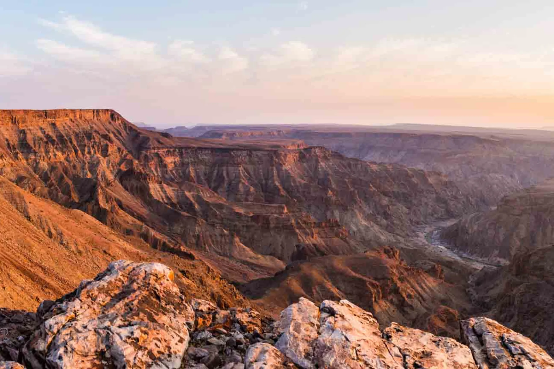 Fish River Canyon er dannet over ca. 500 millioner år, mens Grand Canyon er rundt 5–6 millioner år gammel Fish River Canyon er dannet over ca. 500 millioner år, mens Grand Canyon er rundt 5–6 millioner år gammel