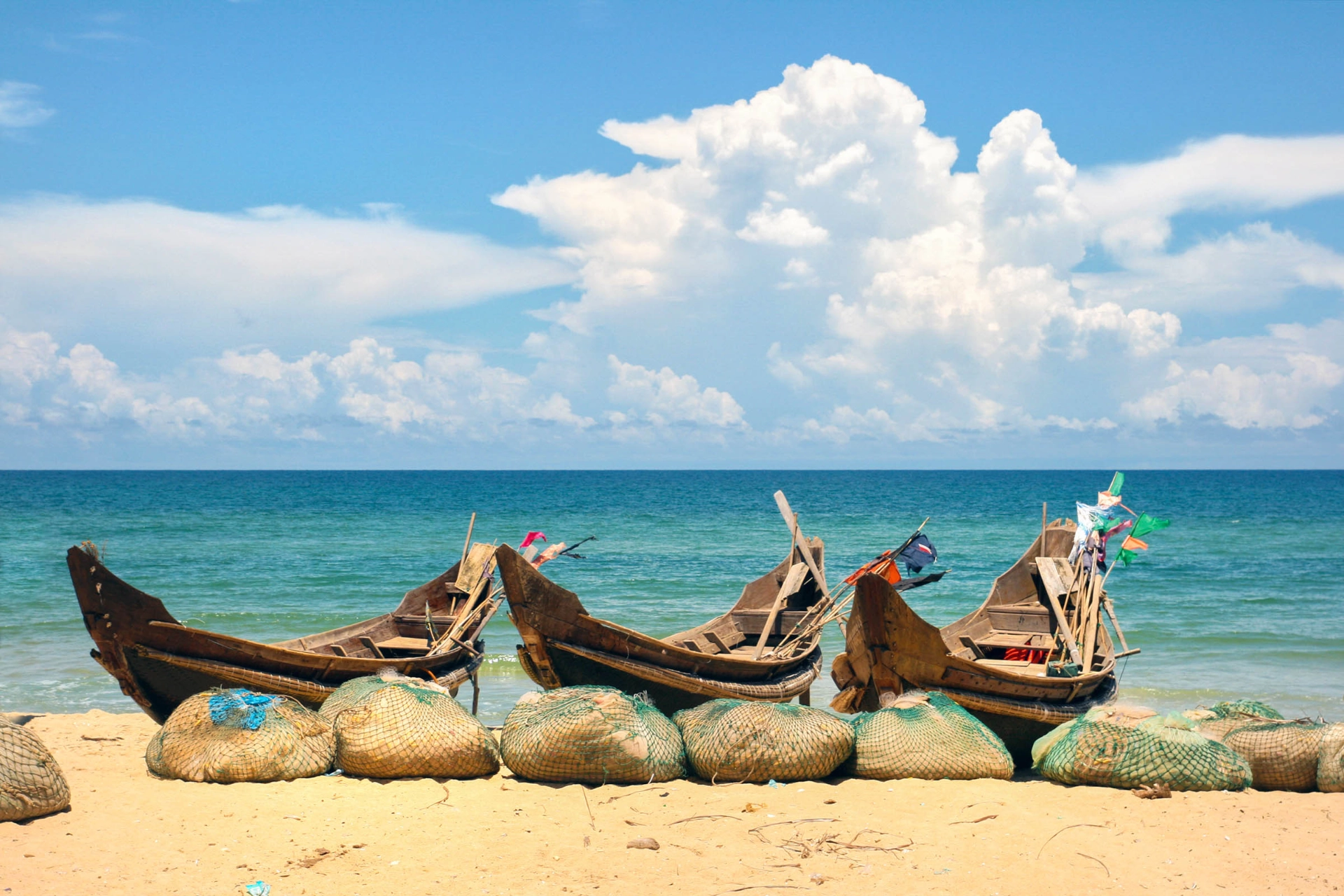 Fiskebåter på stranden ved Danang