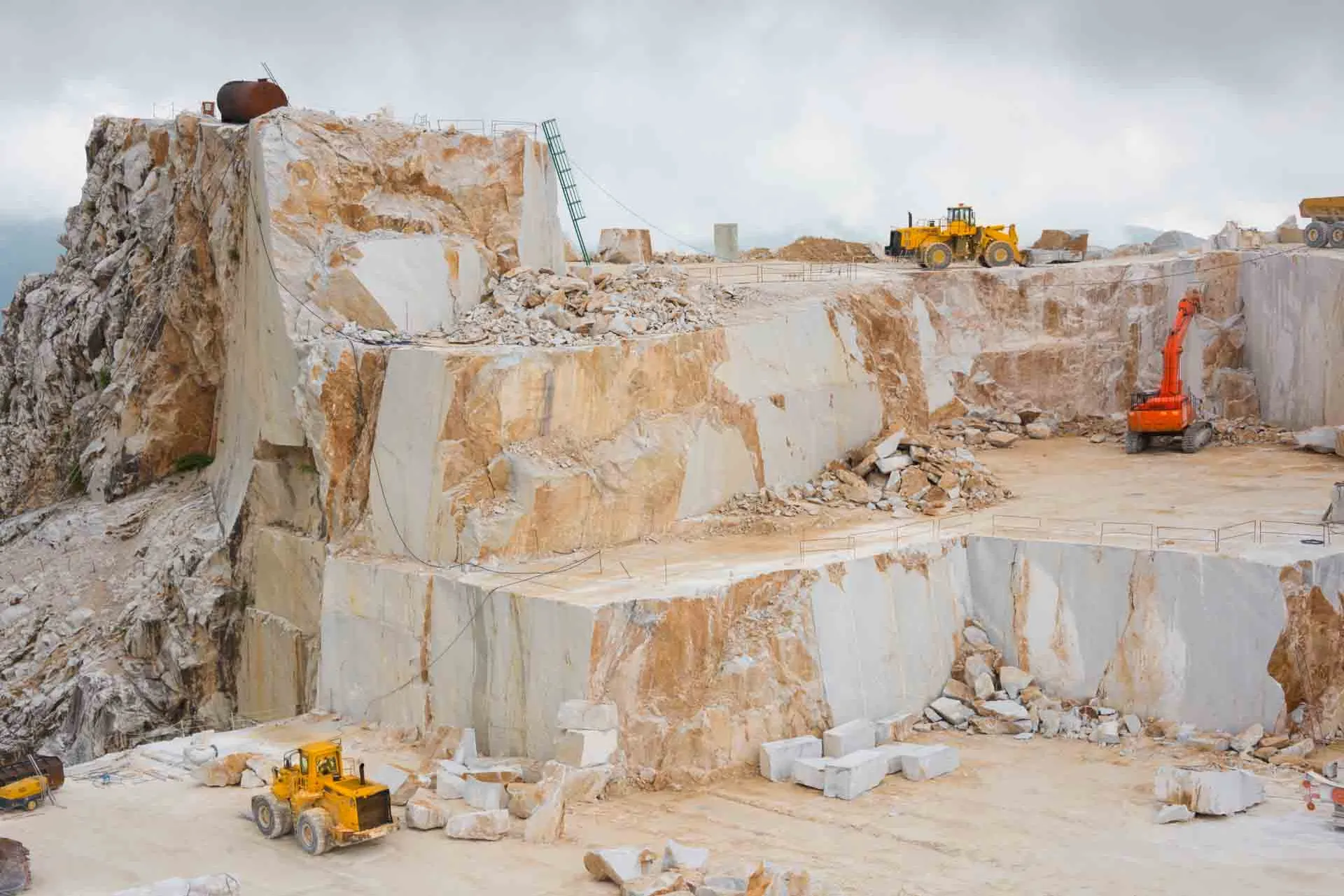 Carrara-marmorbrudd med store steinblokker og arbeidsmaskiner