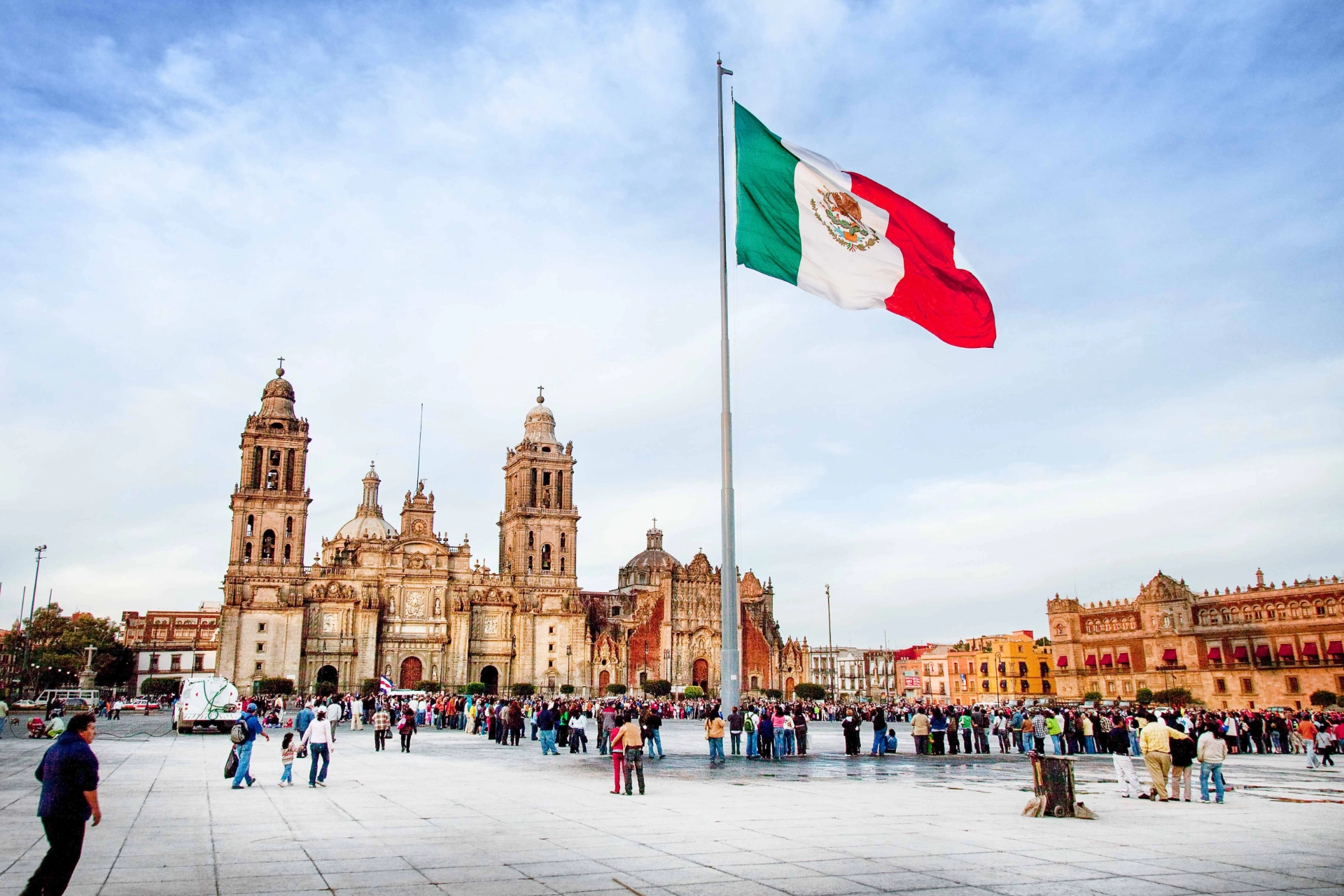 Plaza de la Constitución (Zócalo) i Mexico City med Metropolitankatedralen i bakgrunnen – den største i hele Amerika