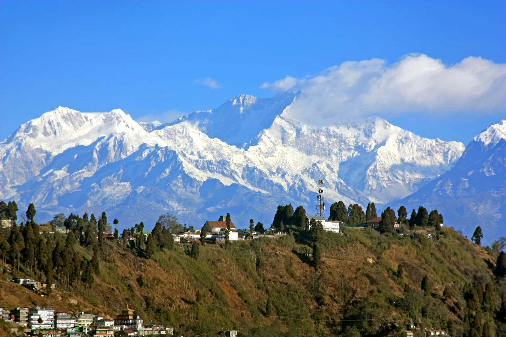 Darjeeling med de snødekte ca. 8 600 meter høye Kangchenjunga-fjellene i bakgrunnen