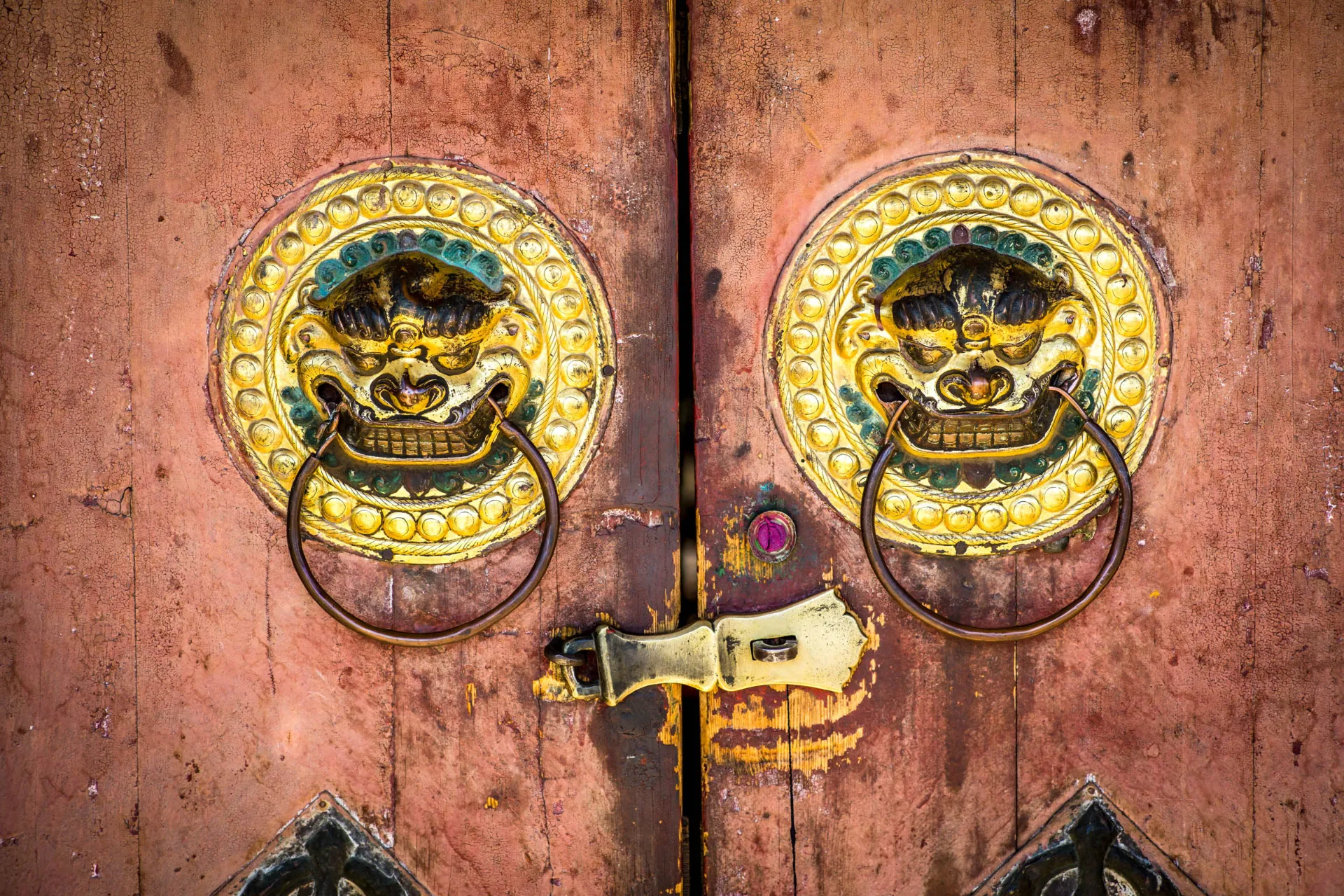 Dekorative løvehode-dørhåndtak – tradisjonelt symbol på beskyttelse i kinesisk og mongolsk arkitektur Dekorative løvehode-dørhåndtak – tradisjonelt symbol på beskyttelse i kinesisk og mongolsk arkitektur