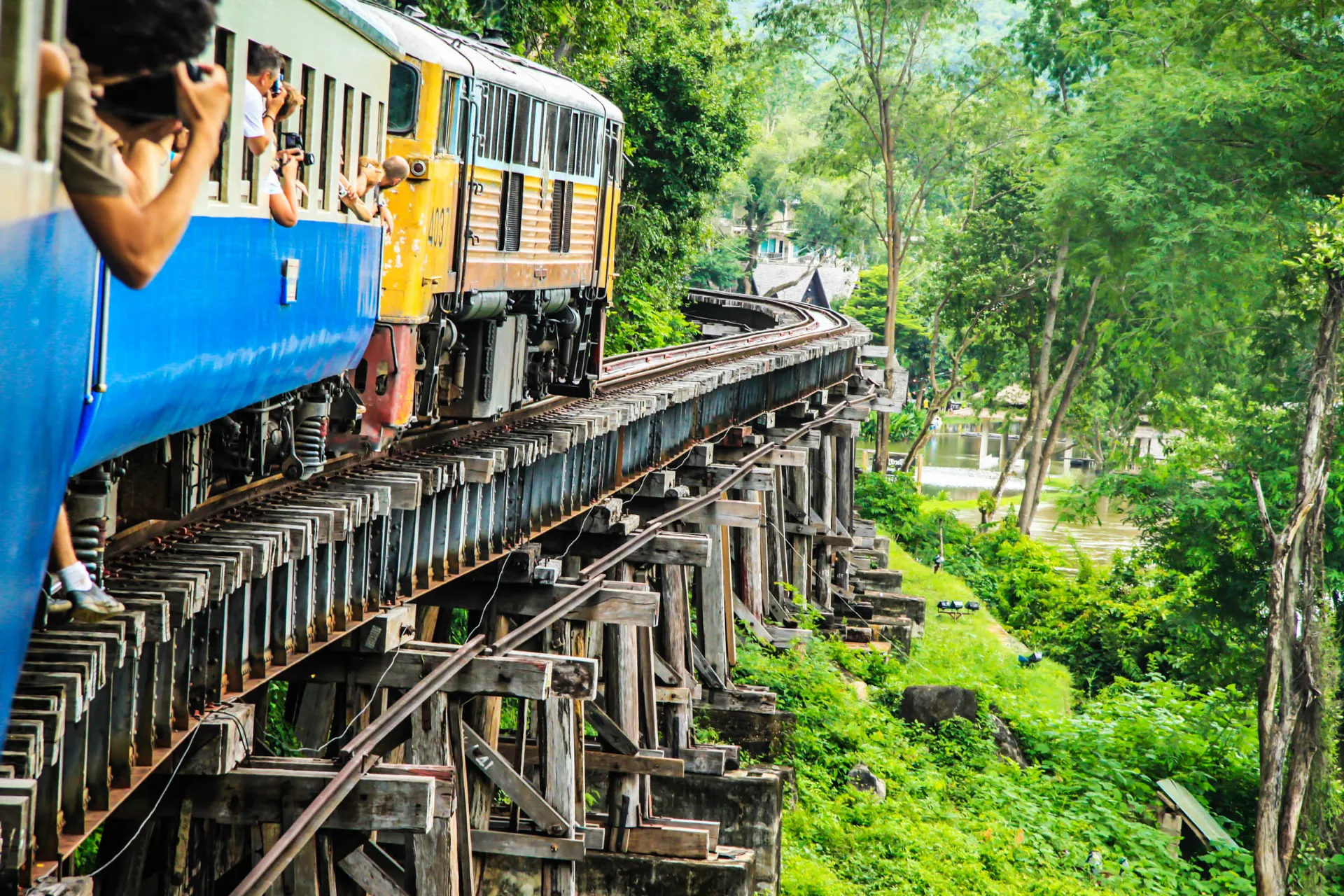 "Dødens jernbane" bygget av tvangsarbeidere og japanske krigsfanger "Dødens jernbane" bygget av tvangsarbeidere og japanske krigsfanger