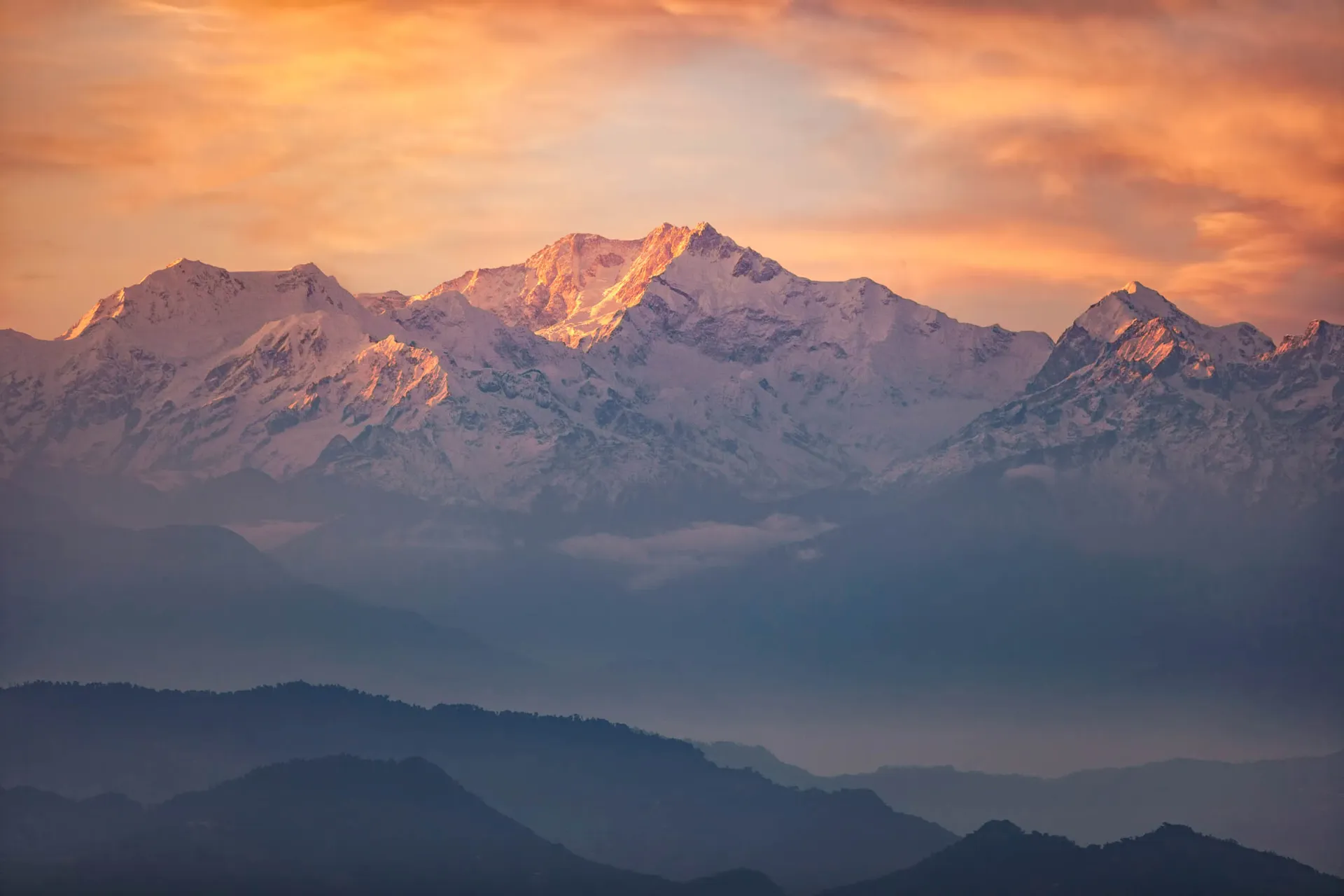 Himalaya-fjellene ved soloppgang eller solnedgang