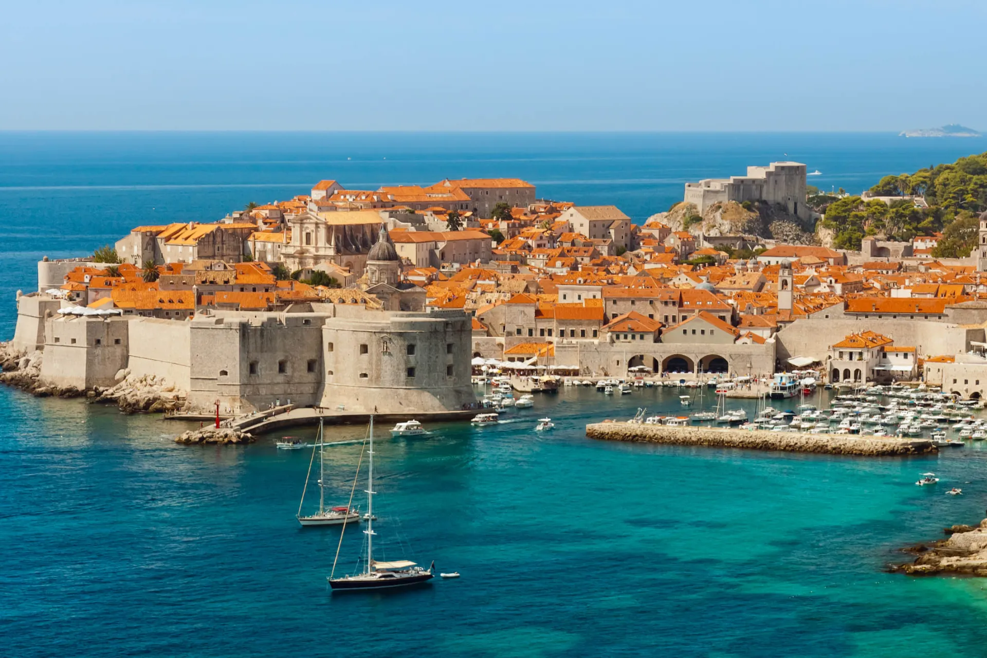 Den gamle bydelen i Dubrovnik, sett fra sjøsiden Den gamle bydelen i Dubrovnik, sett fra sjøsiden