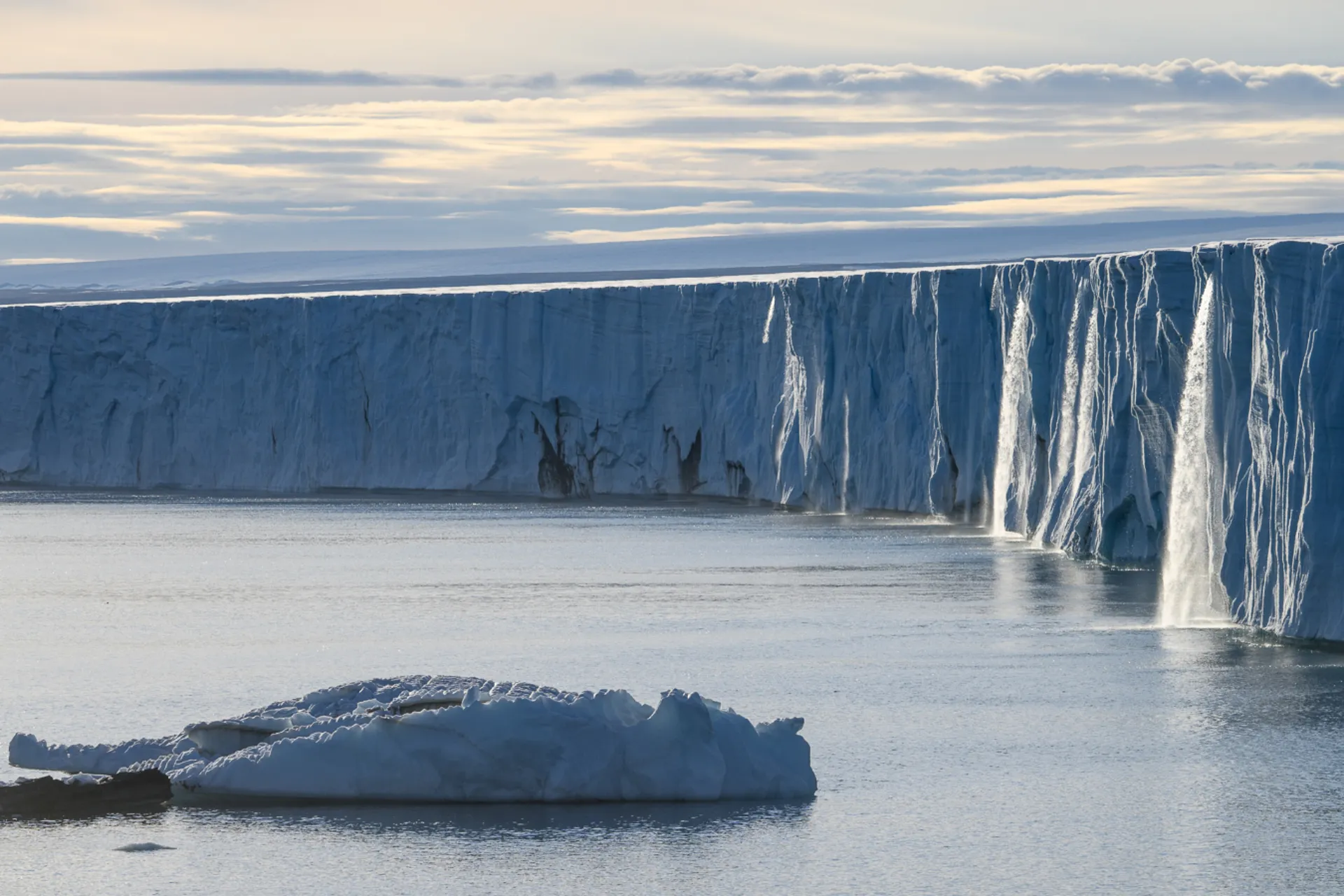 Enorm isbrefront der isen møter havet — en typisk arktisk tidevannsbre Enorm isbrefront der isen møter havet — en typisk arktisk tidevannsbre