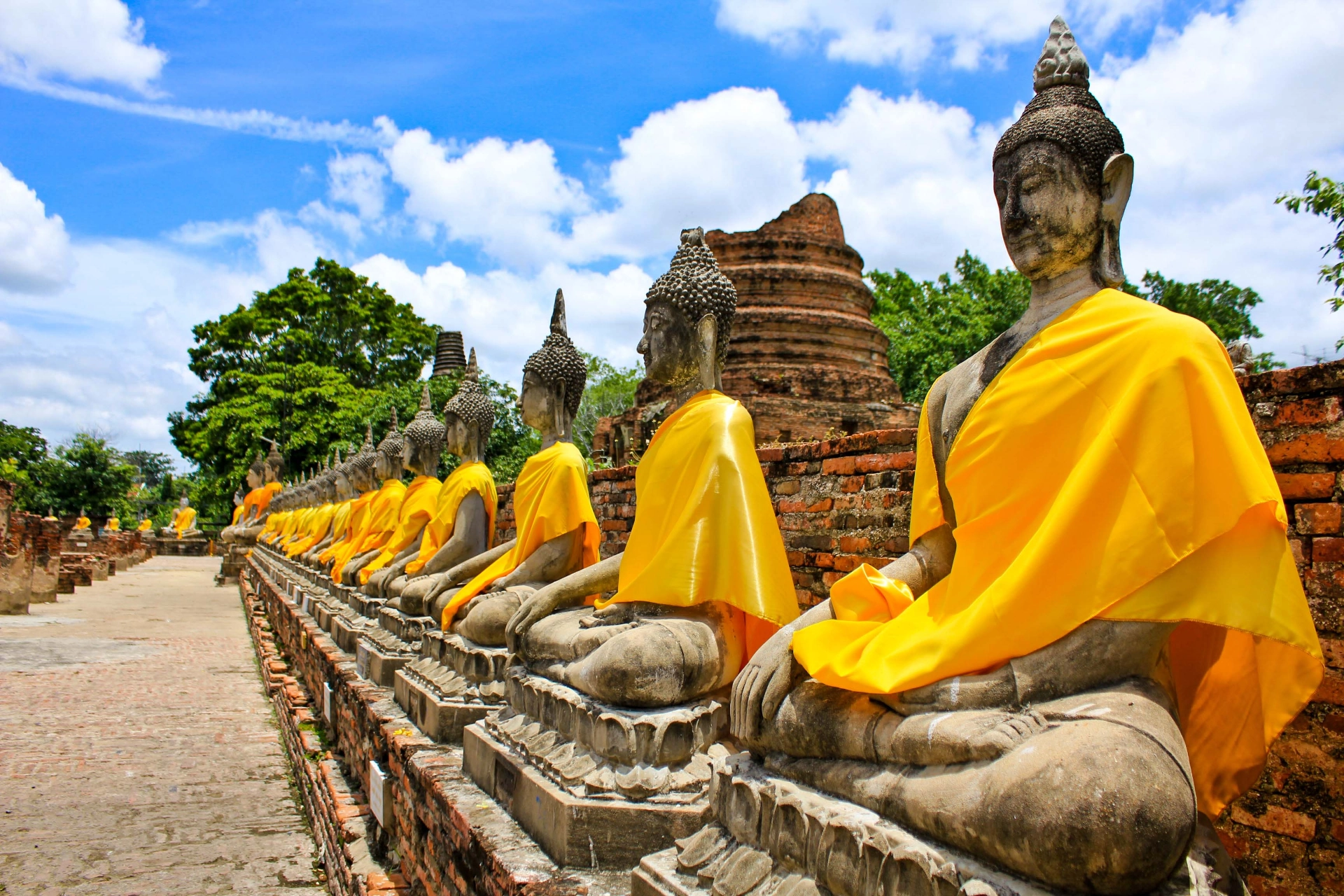 Sittende Buddha-statuer ved Wat Yai Chai Mongkhon i Ayutthaya