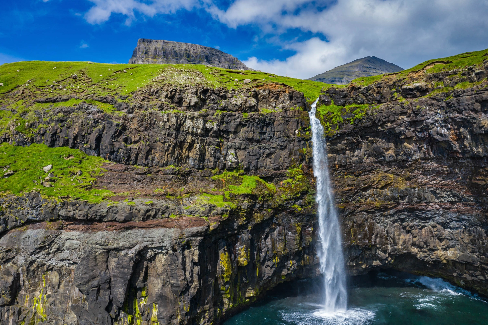 Fossefallet Múlafossur ved landsbyen Gásadalur