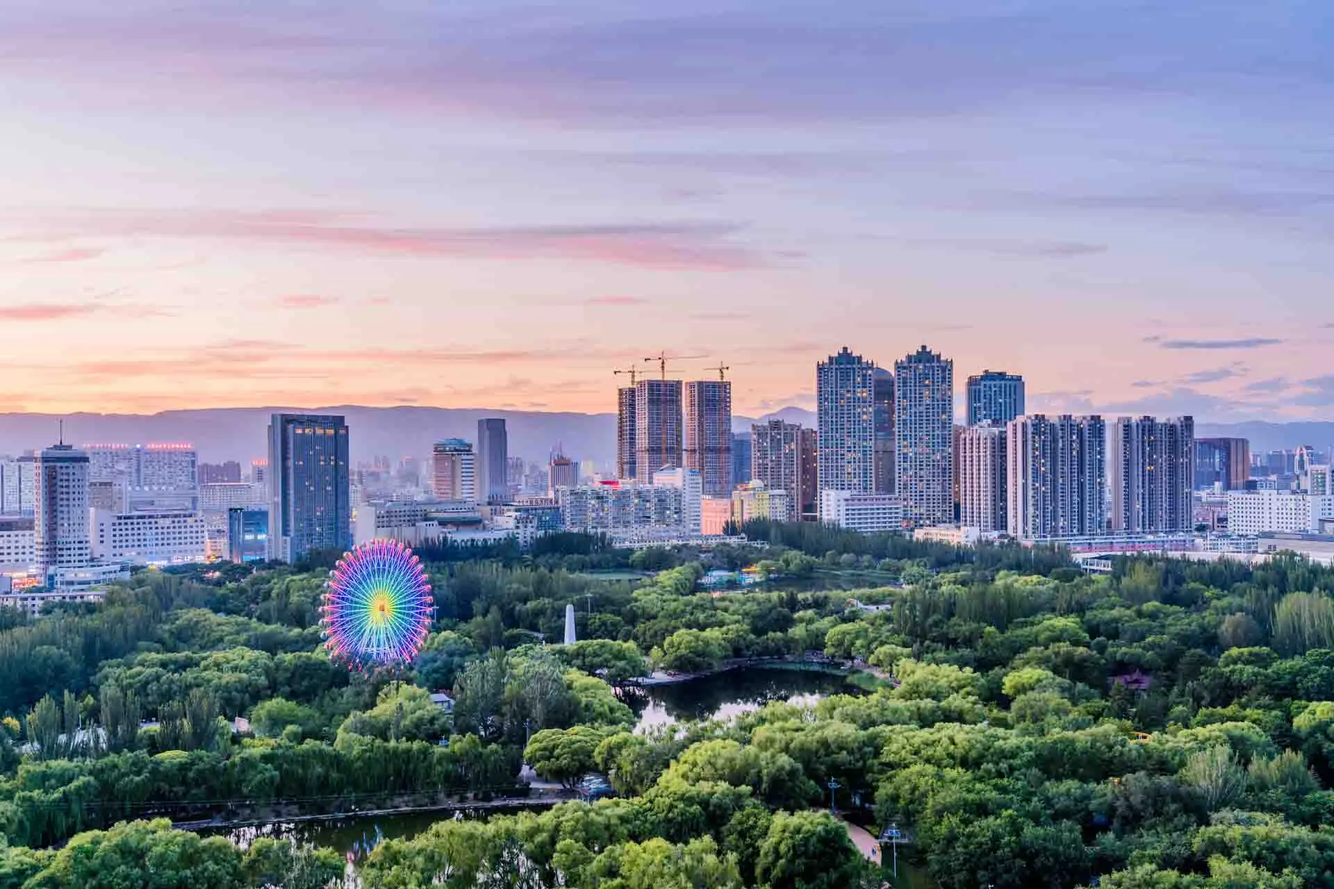 Qincheng Park i Hohhot, hovedstaden i Indre Mongolia, med moderne skyline i bakgrunnen Qincheng Park i Hohhot, hovedstaden i Indre Mongolia, med moderne skyline i bakgrunnen