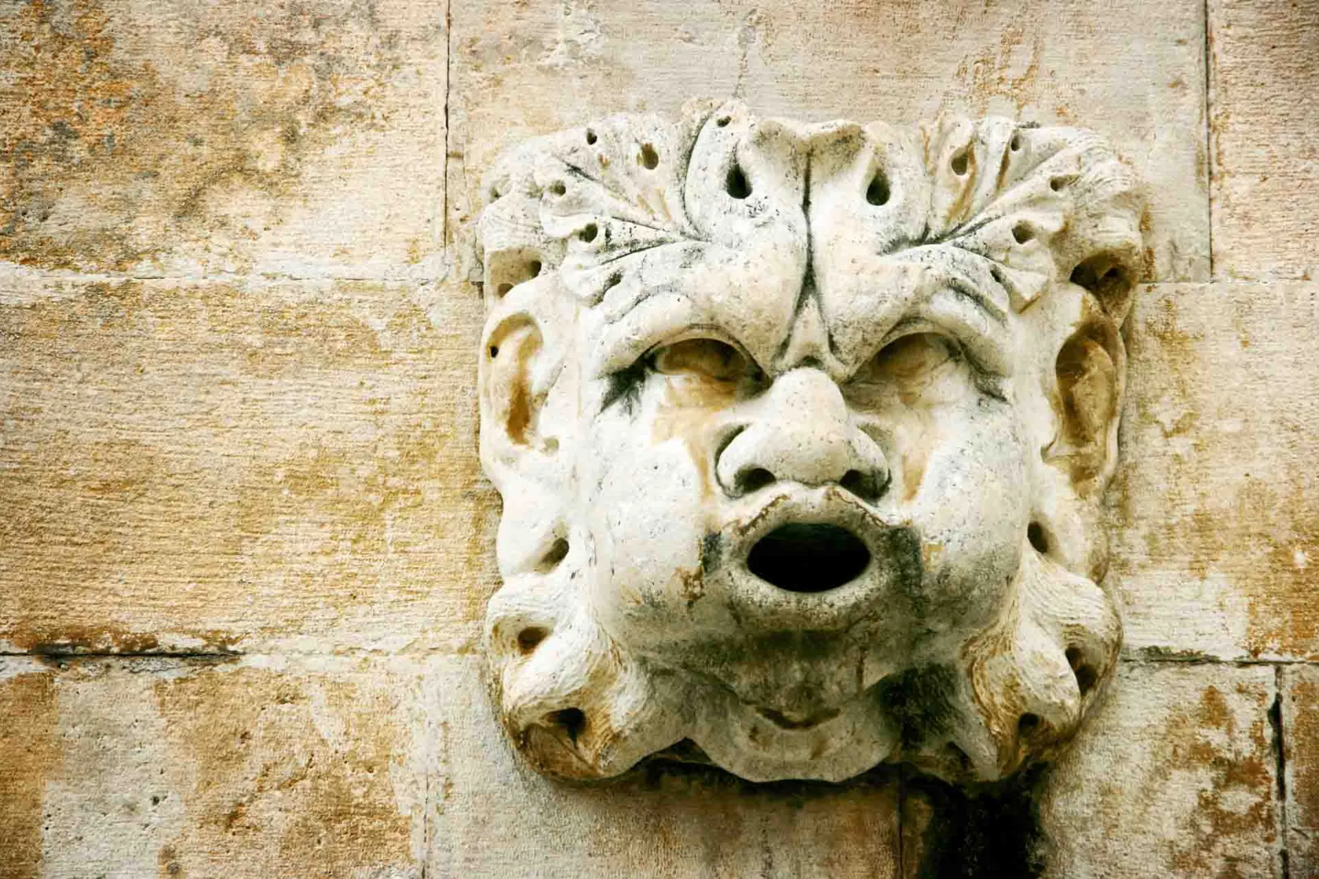 Steinmaske på Onofrio-fontenen i Dubrovniks gamleby, oppført i 1438 Steinmaske på Onofrio-fontenen i Dubrovniks gamleby, oppført i 1438