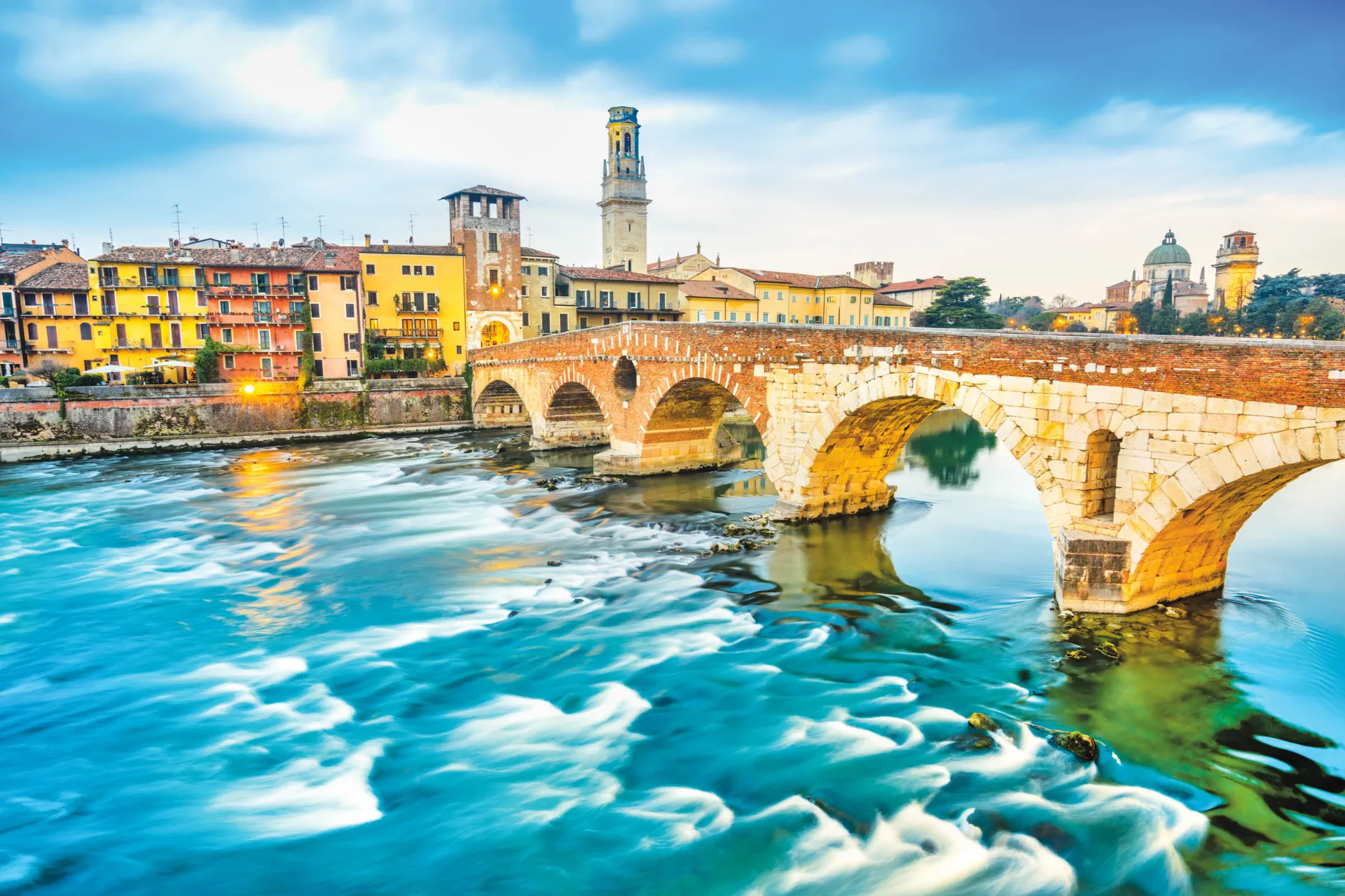 Ponte Pietra (Steinbroen) er den eldste broen i Verona, opprinnelig bygget i år 100 f.Kr.