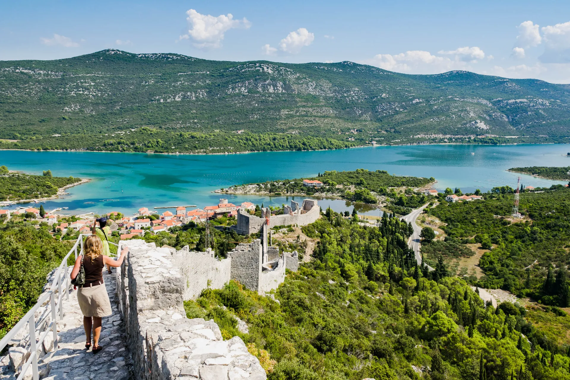Ston på Pelješac-halvøya i Kroatia – kjent for sine imponerende middelaldermurer, ofte kalt ”Europas kinesiske mur” Ston på Pelješac-halvøya i Kroatia – kjent for sine imponerende middelaldermurer, ofte kalt ”Europas kinesiske mur”
