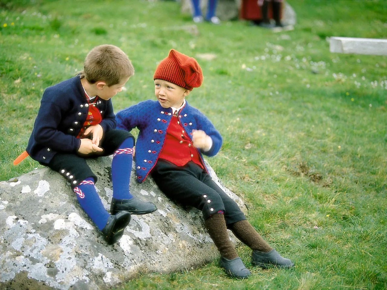 Færøyske barn i nasjonaldrakter Færøyske barn i nasjonaldrakter