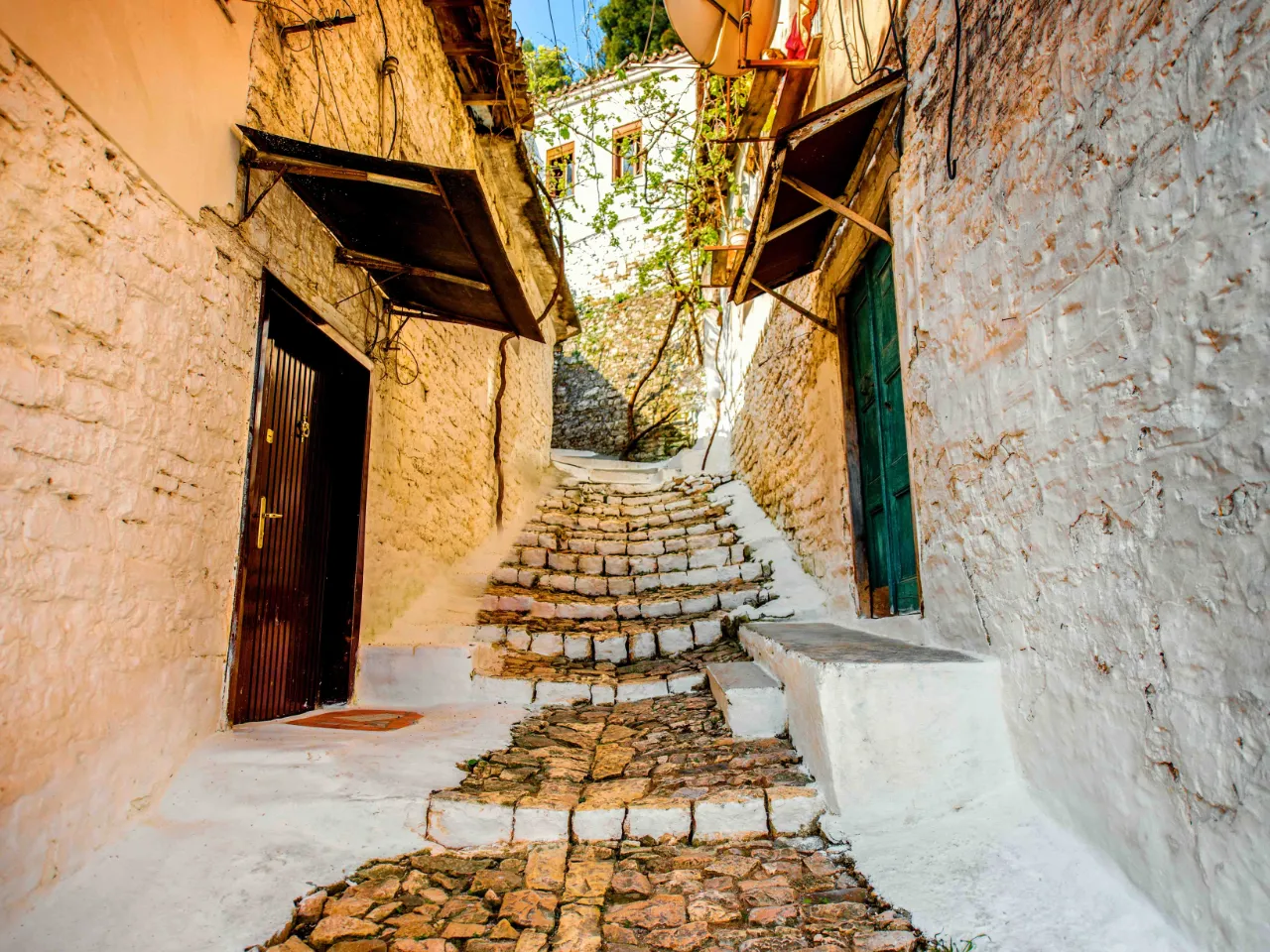 Sjarmerende brosteinsbelagt smug i den historiske bydelen i Berat, Albania Sjarmerende brosteinsbelagt smug i den historiske bydelen i Berat, Albania