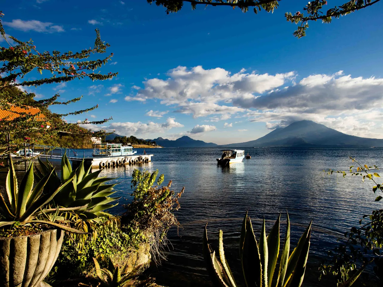 Utsikt over Atitlán-sjøen med vulkaner i bakgrunnen