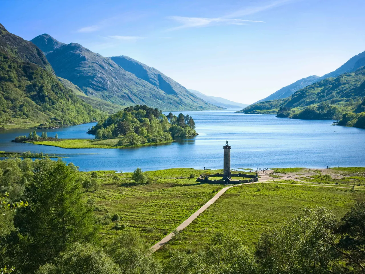 Glenfinnan-monumentet ved innsjøen Loch Shiel Glenfinnan-monumentet ved innsjøen Loch Shiel