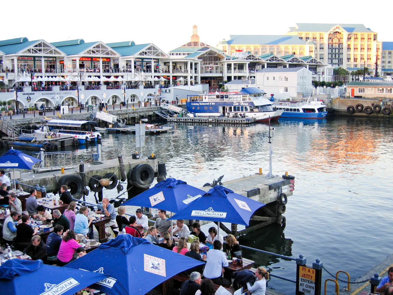 Victoria & Alfred Waterfront med havn, butikker og spisesteder Victoria & Alfred Waterfront med havn, butikker og spisesteder