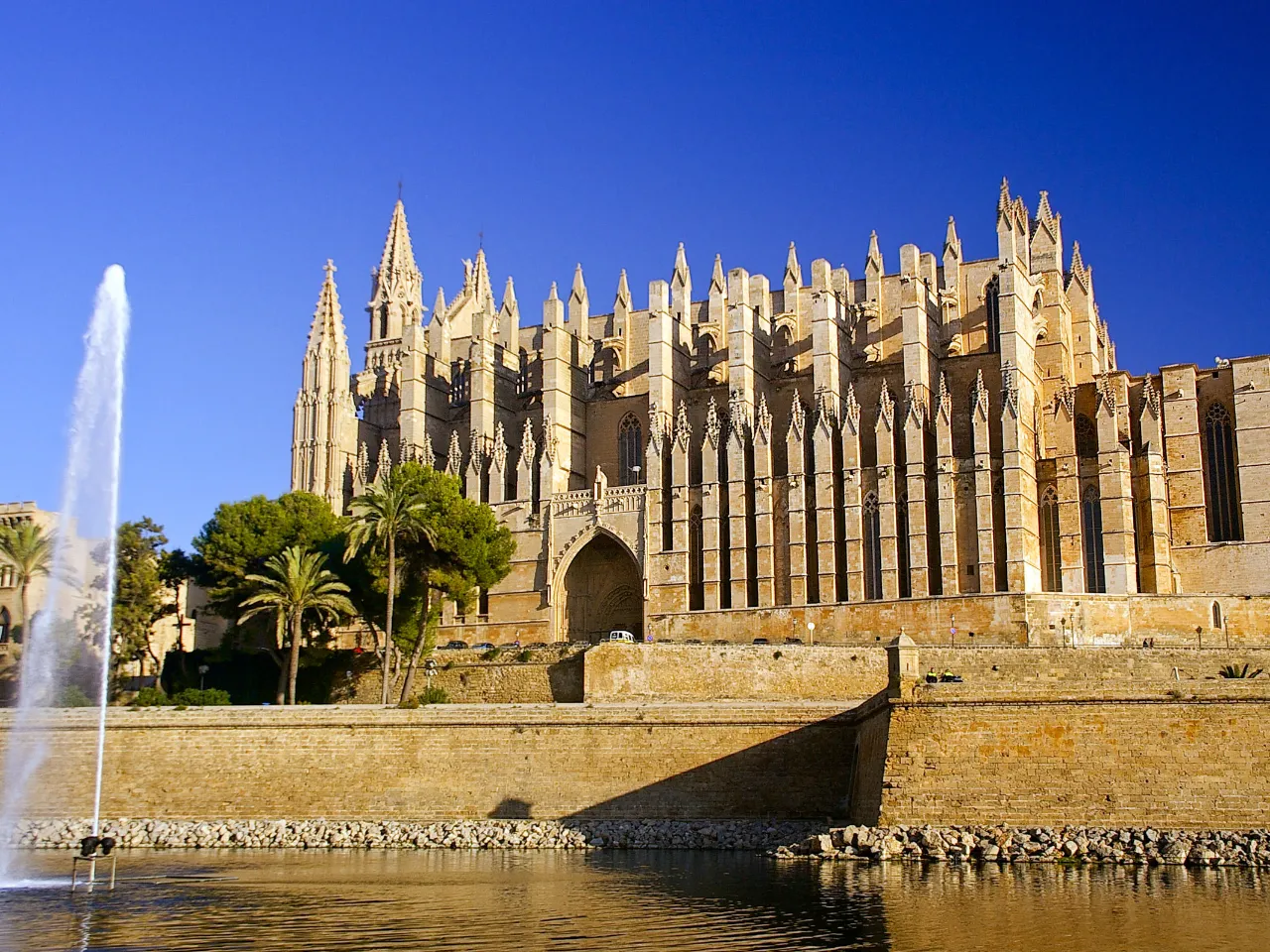 Den imponerende katedralen i Palma Den imponerende katedralen i Palma