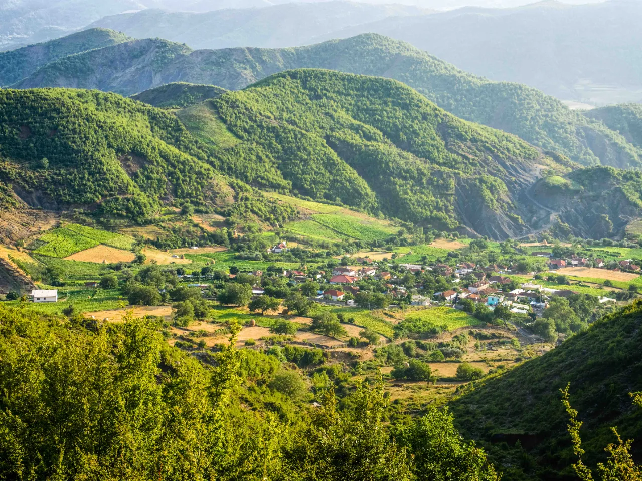 Elbasan, Albania – en historisk by kjent for sin osmanske festning, gamle moskeer og livlige kulturarv Elbasan, Albania – en historisk by kjent for sin osmanske festning, gamle moskeer og livlige kulturarv