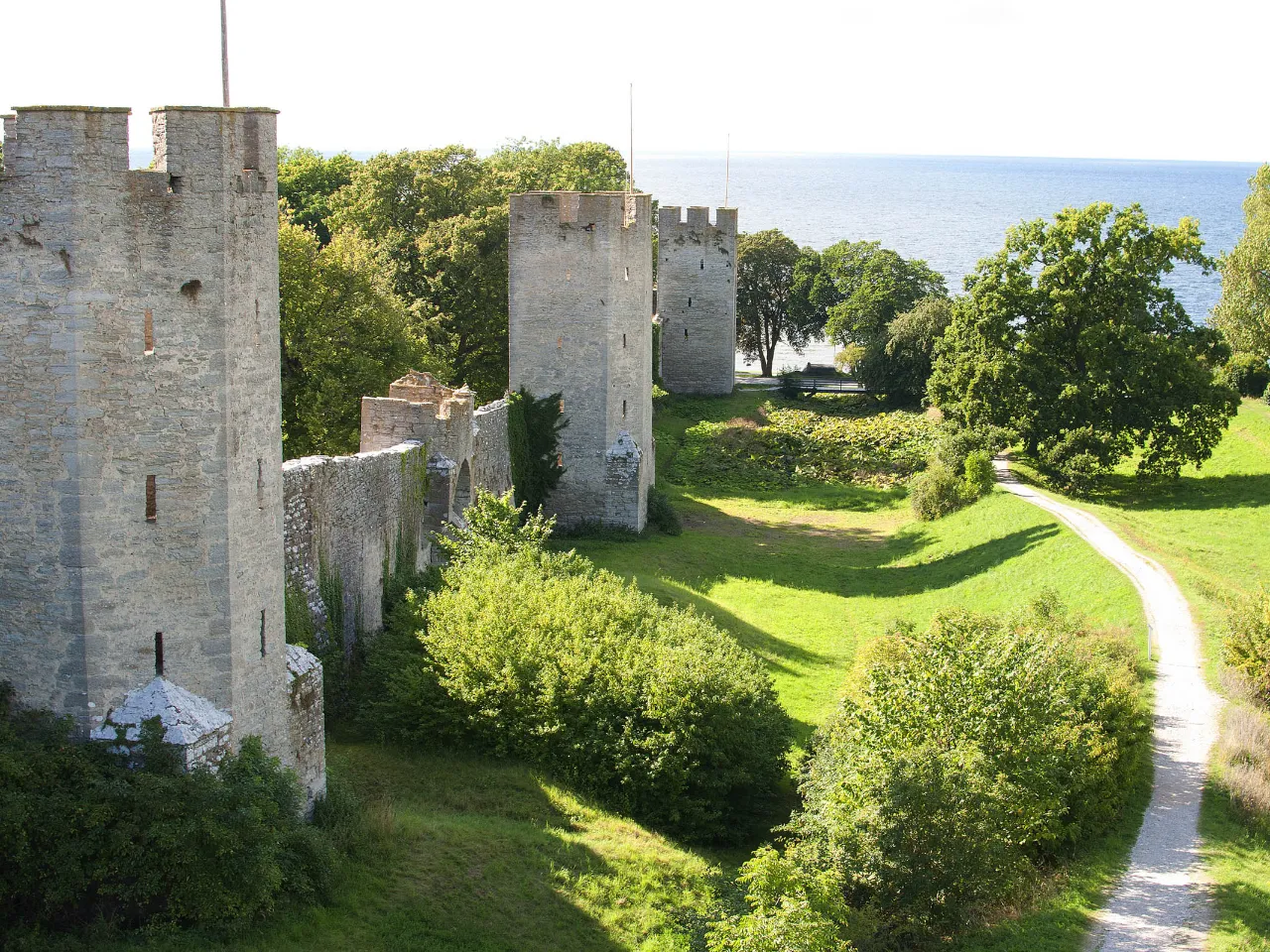 Visbys ringmur omkranser den gamle bydelen og er 3,4 km lang Visbys ringmur omkranser den gamle bydelen og er 3,4 km lang