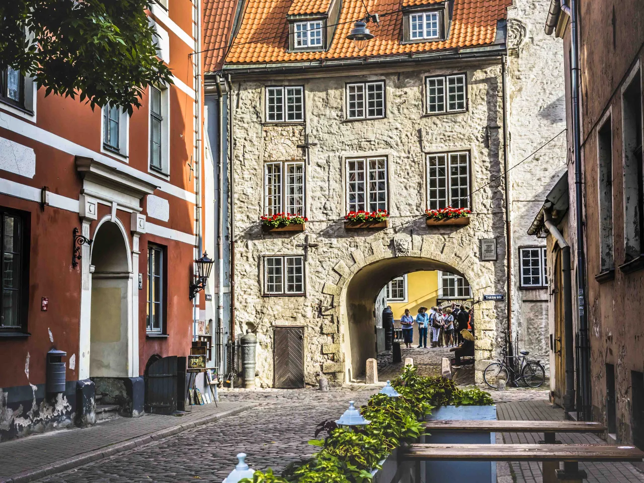 Svenskeporten (Zviedru vārti) i gamlebyen i Riga, Latvia – en historisk byport fra 1600-tallet Svenskeporten (Zviedru vārti) i gamlebyen i Riga, Latvia – en historisk byport fra 1600-tallet