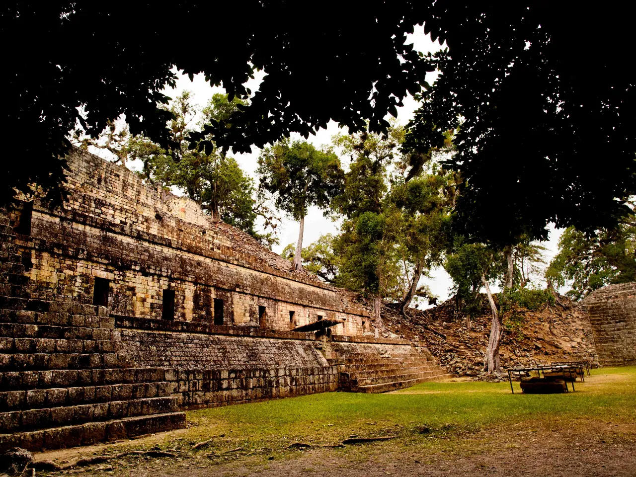 Maya-ruinene i Copán, hvor gamle stenterrasser og utskjæringer vitner om en avansert sivilisasjon Maya-ruinene i Copán, hvor gamle stenterrasser og utskjæringer vitner om en avansert sivilisasjon