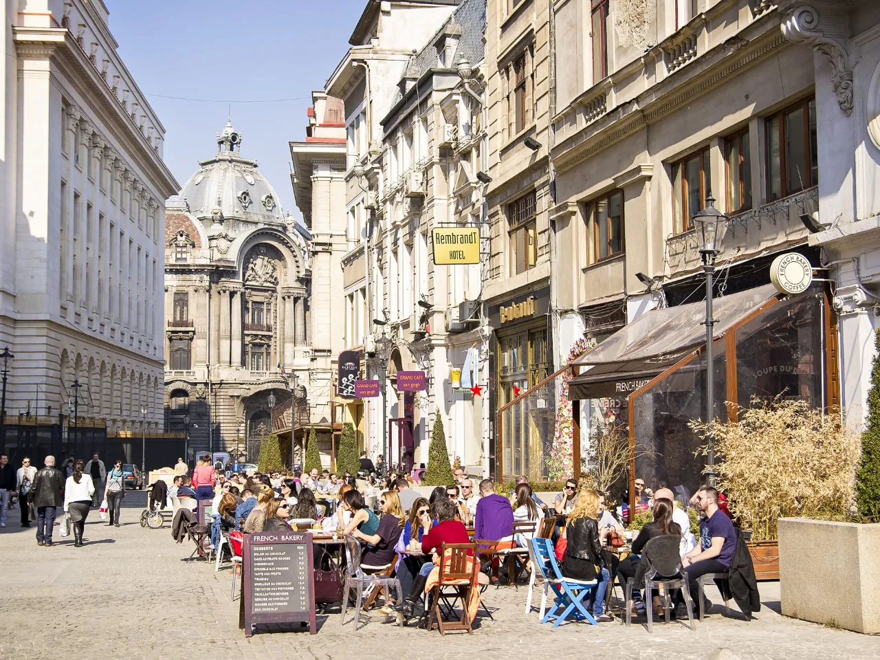 Livlig kaféstemning i den gamle bydelen i Sibiu