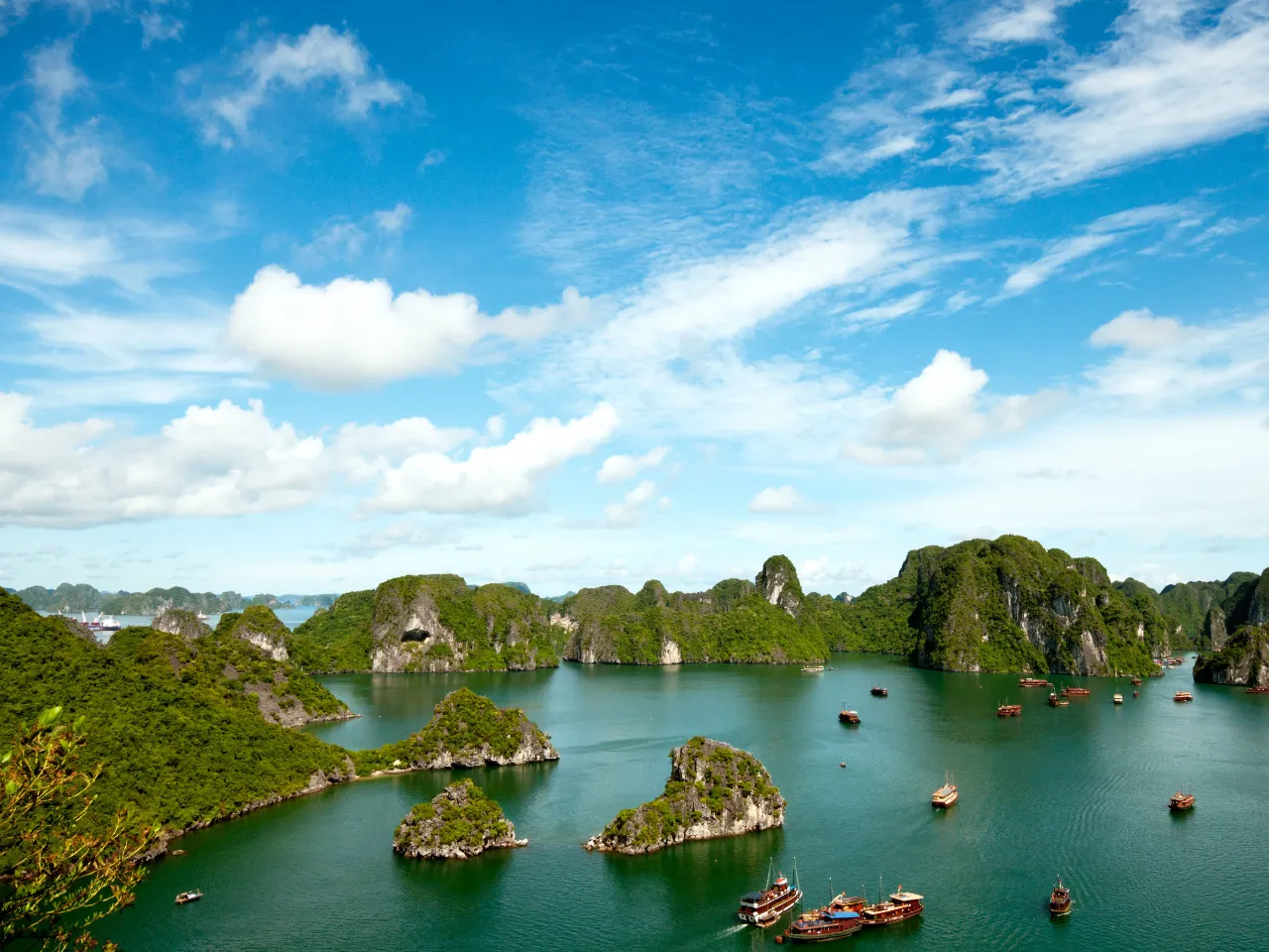 Småbåter i Halongbukten Småbåter i Halongbukten