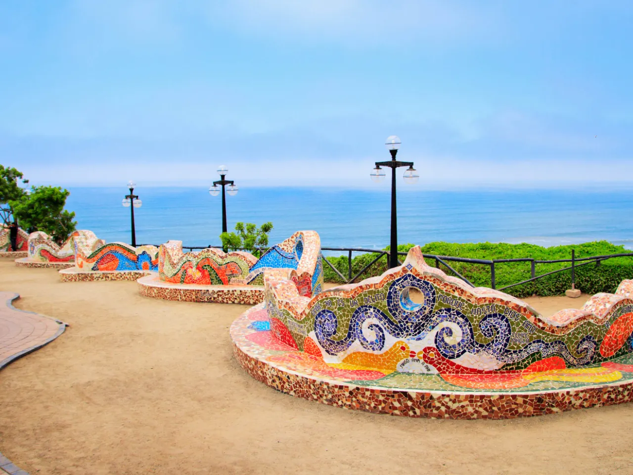 Parque del Amor i Miraflores, Lima, med utsikt over Stillehavet Parque del Amor i Miraflores, Lima, med utsikt over Stillehavet