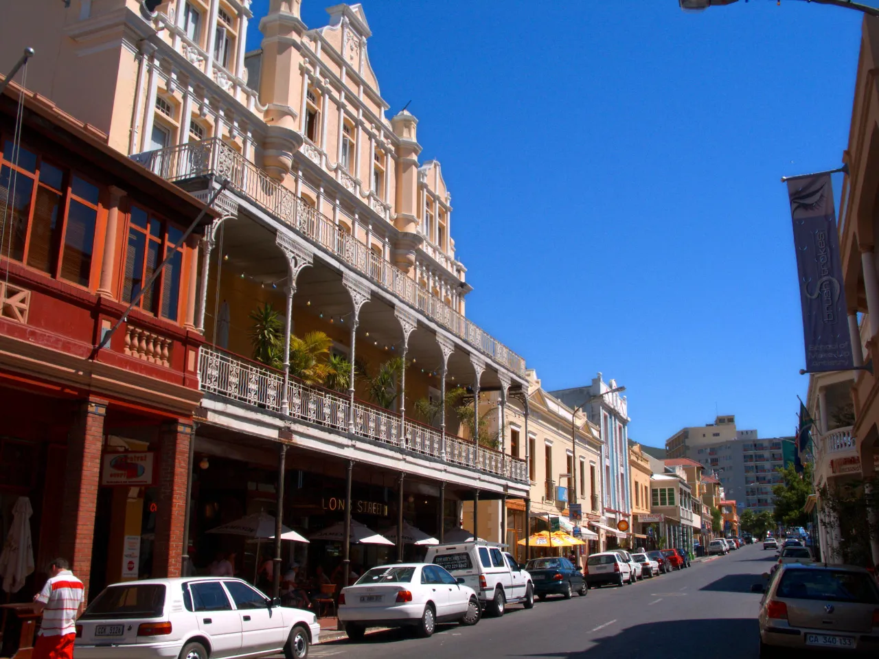Long Street er en av Cape Towns mest ikoniske gater – kjent for sine fargerike viktorianske bygninger, kafeer, barer og vintagebutikker Long Street er en av Cape Towns mest ikoniske gater – kjent for sine fargerike viktorianske bygninger, kafeer, barer og vintagebutikker