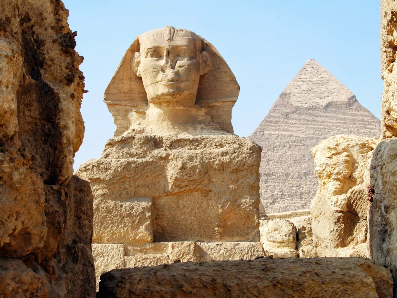 Den store sfinksen i Giza med den berømte Khefren-pyramiden i bakgrunnen er 20 m høy Den store sfinksen i Giza med den berømte Khefren-pyramiden i bakgrunnen er 20 m høy