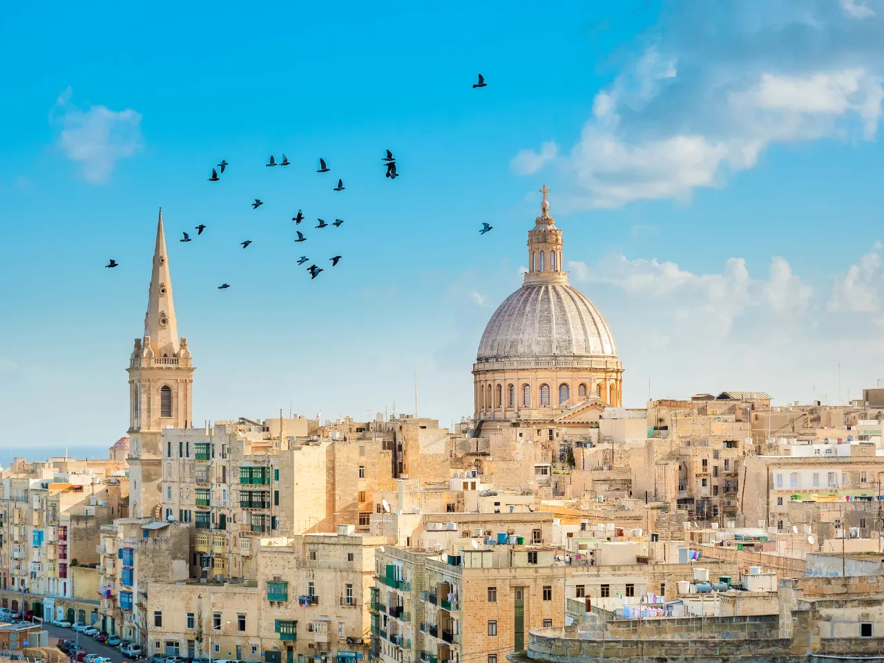 Utsikt over Valletta med den ikoniske kuppelen på Carmelita-kirken og spiret fra St. Paul’s Cathedral Utsikt over Valletta med den ikoniske kuppelen på Carmelita-kirken og spiret fra St. Paul’s Cathedral