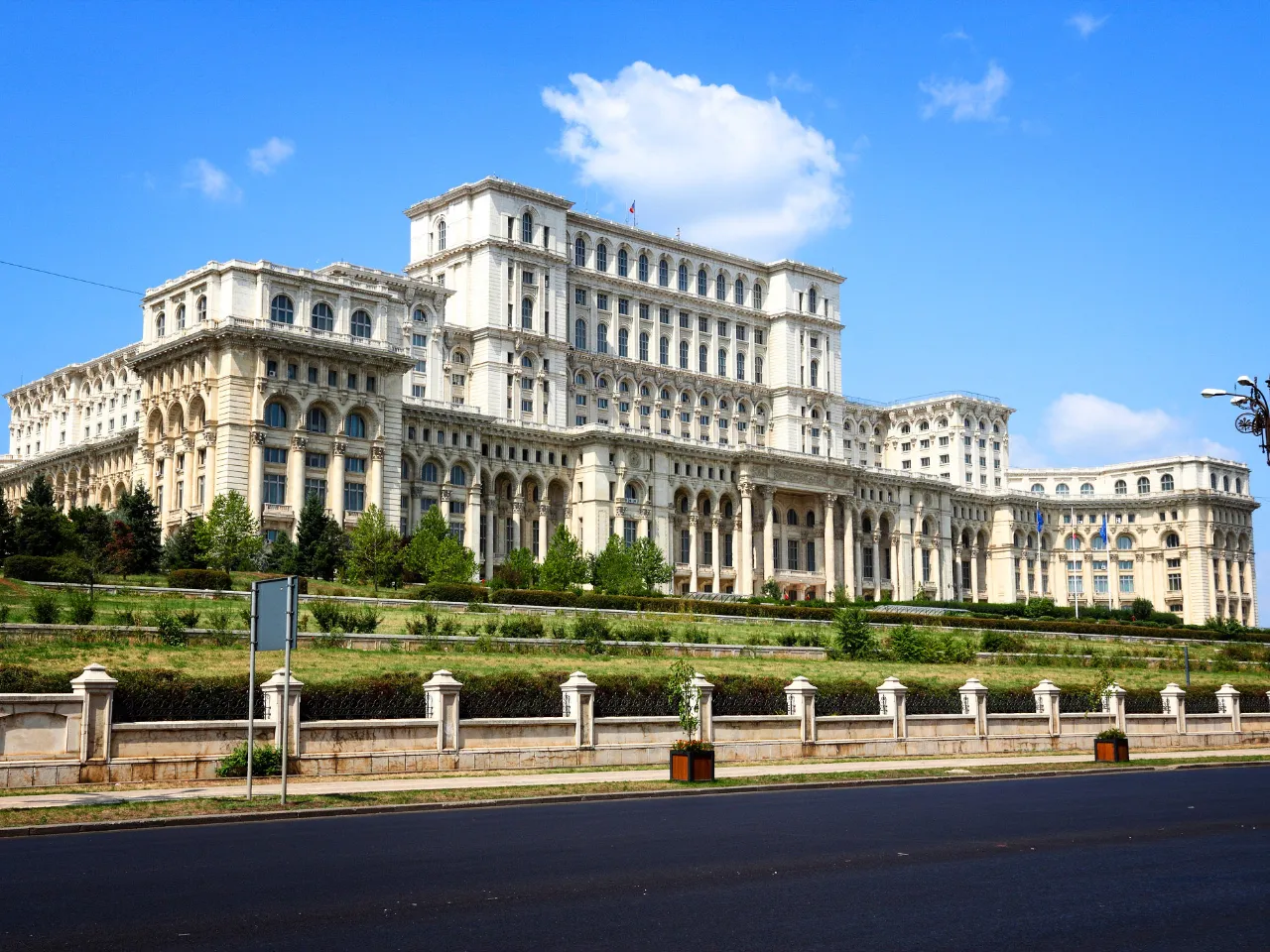 Parlamentspalasset i Bucuresti er en av verdens største og mest imponerende regjeringsbygninger Parlamentspalasset i Bucuresti er en av verdens største og mest imponerende regjeringsbygninger