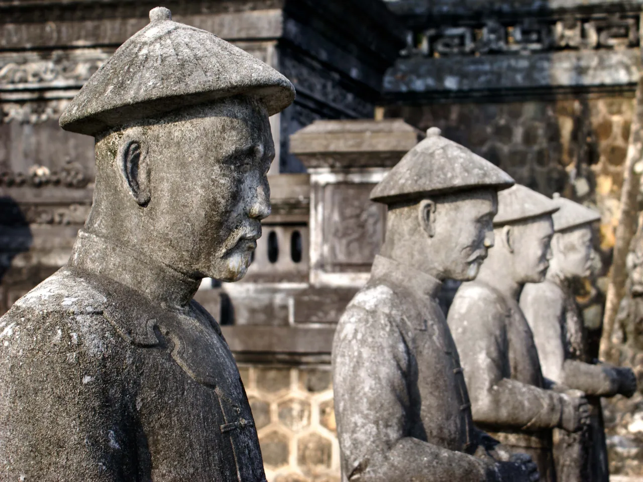 Store steinskulpturer ved keiser Khai Dihns mausoleum - Hué