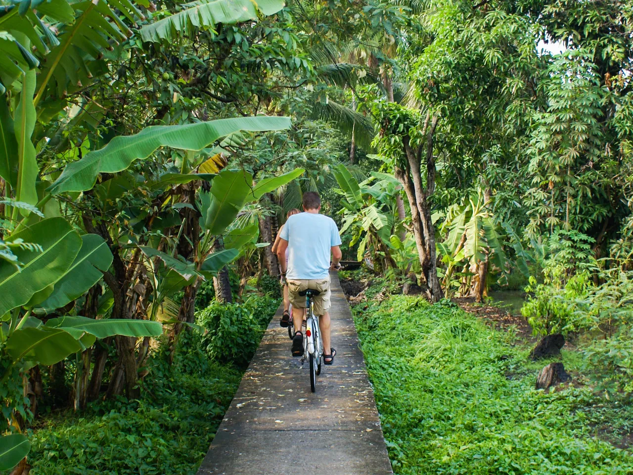 Sykkeltur i frodige omgivelser