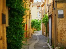 Typisk gatebilde i Lourmarin