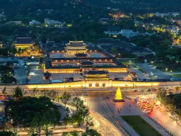 Gyeongbokgung-palasset i Seoul – vakkert opplyst om kvelden Gyeongbokgung-palasset i Seoul – vakkert opplyst om kvelden