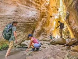 Avakas-kløften er omtrent 3 km lang og opptil 30 meter dyp