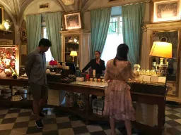 Historisk apotek med kunder og gammeldags innredning