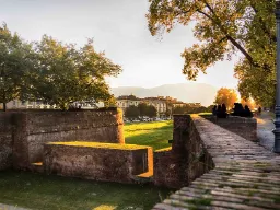 Bymurene i Lucca i kveldssol