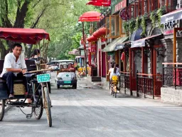 Livlig gate i Beijings Hou Hai-område Livlig gate i Beijings Hou Hai-område