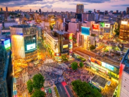Shibuya-krysset i Tokyo er fylt med neonlys og storskjermer