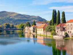Trebinje – en skjult perle ved elven Trebišnjica, der middelhavsstemning møter fjellenes ro Trebinje – en skjult perle ved elven Trebišnjica, der middelhavsstemning møter fjellenes ro