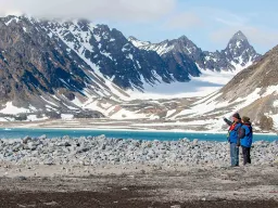 Svalbard består av en gruppe øyer hvor Spitsbergen er den største Svalbard består av en gruppe øyer hvor Spitsbergen er den største